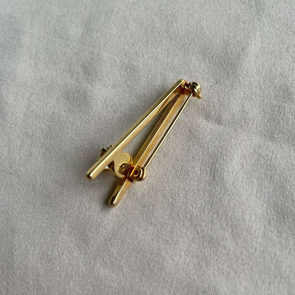 Vintage Queen Anne V-Shaped Gold-Tone CZ Brooch with Pendant - Picture 4 of 7